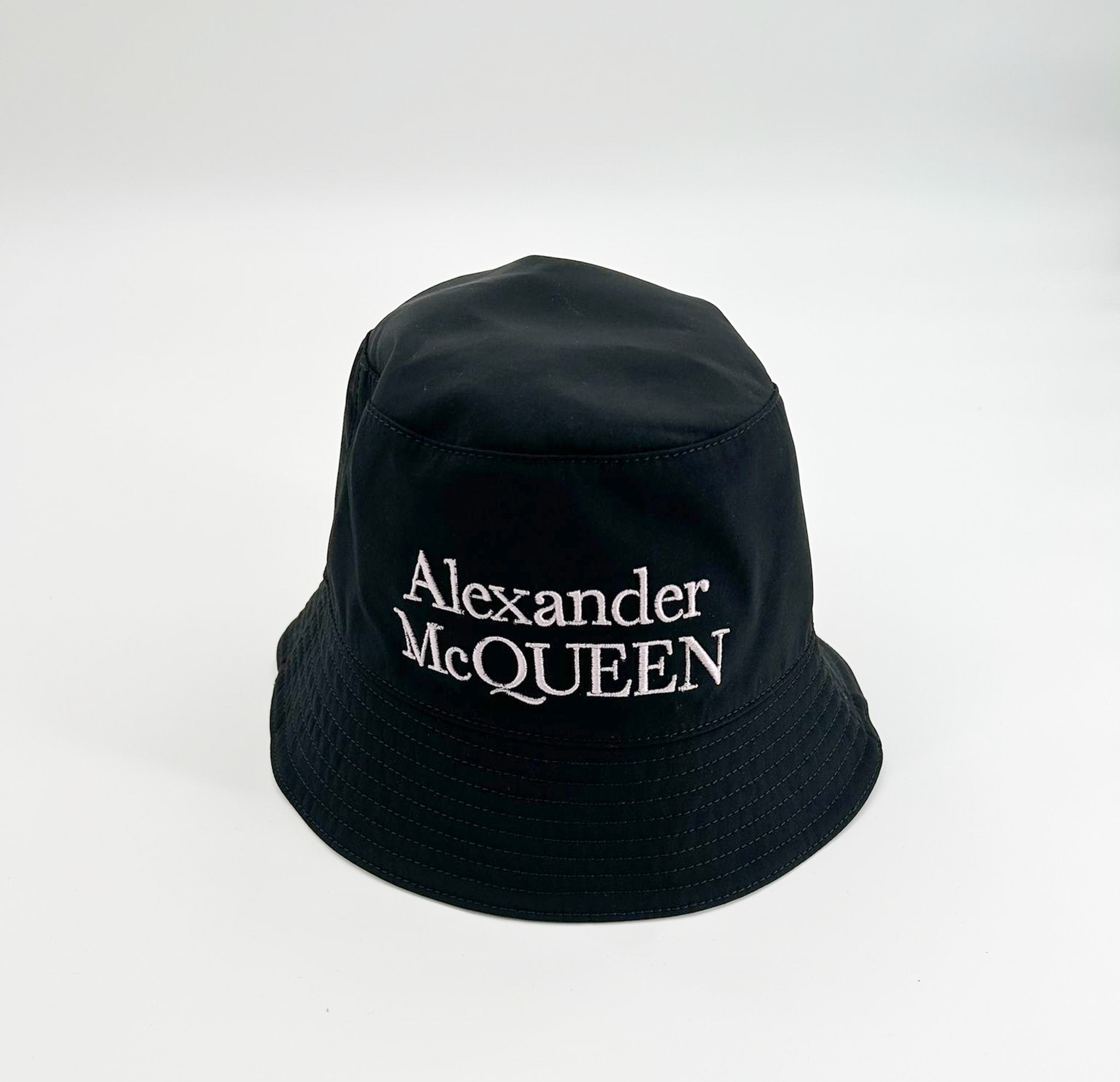 【送料&関税込】Alexander McQueen Bucket Hat With Logo Alexander McQueen Logo Embroidered Reversible Bucket Hat