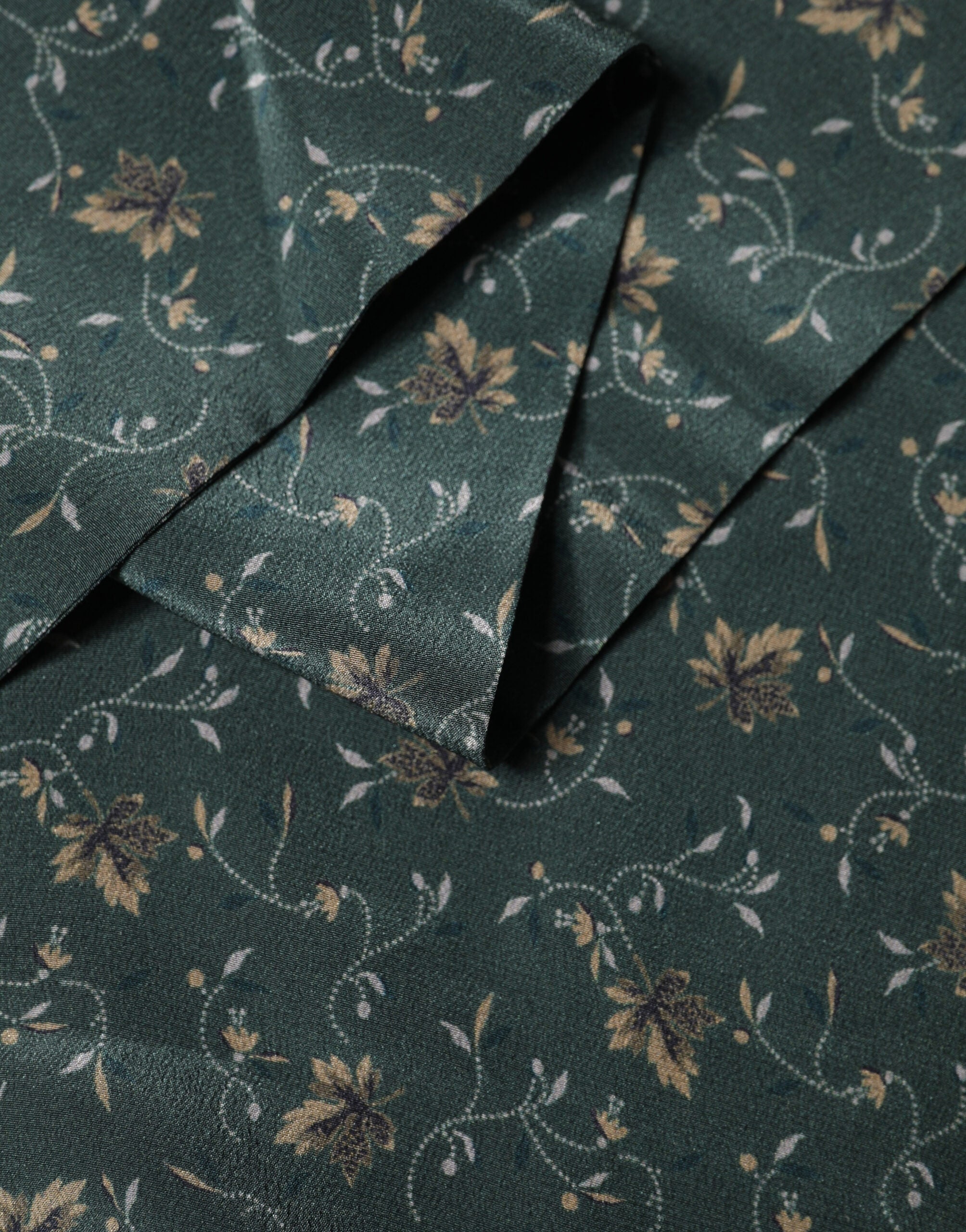 Dolce & Gabbana Green Silk Floral Pattern Fringed 135cm X 16cm Men's Scarf