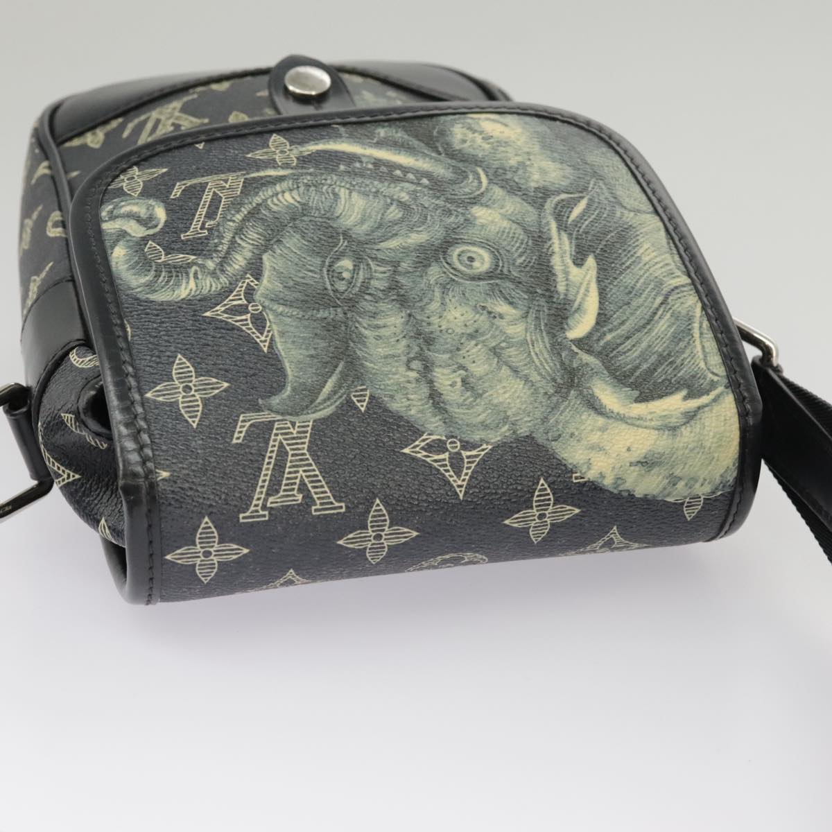 Louis Vuitton Messenger Navy Canvas Shoulder Bag (Pre-Owned)
