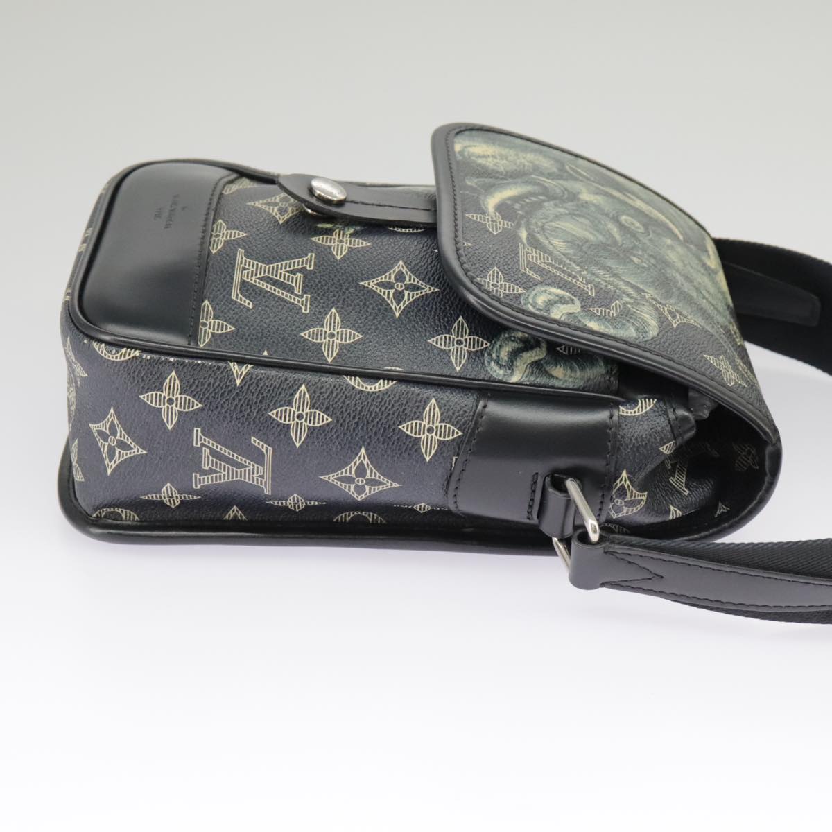 Louis Vuitton Messenger Navy Canvas Shoulder Bag (Pre-Owned)