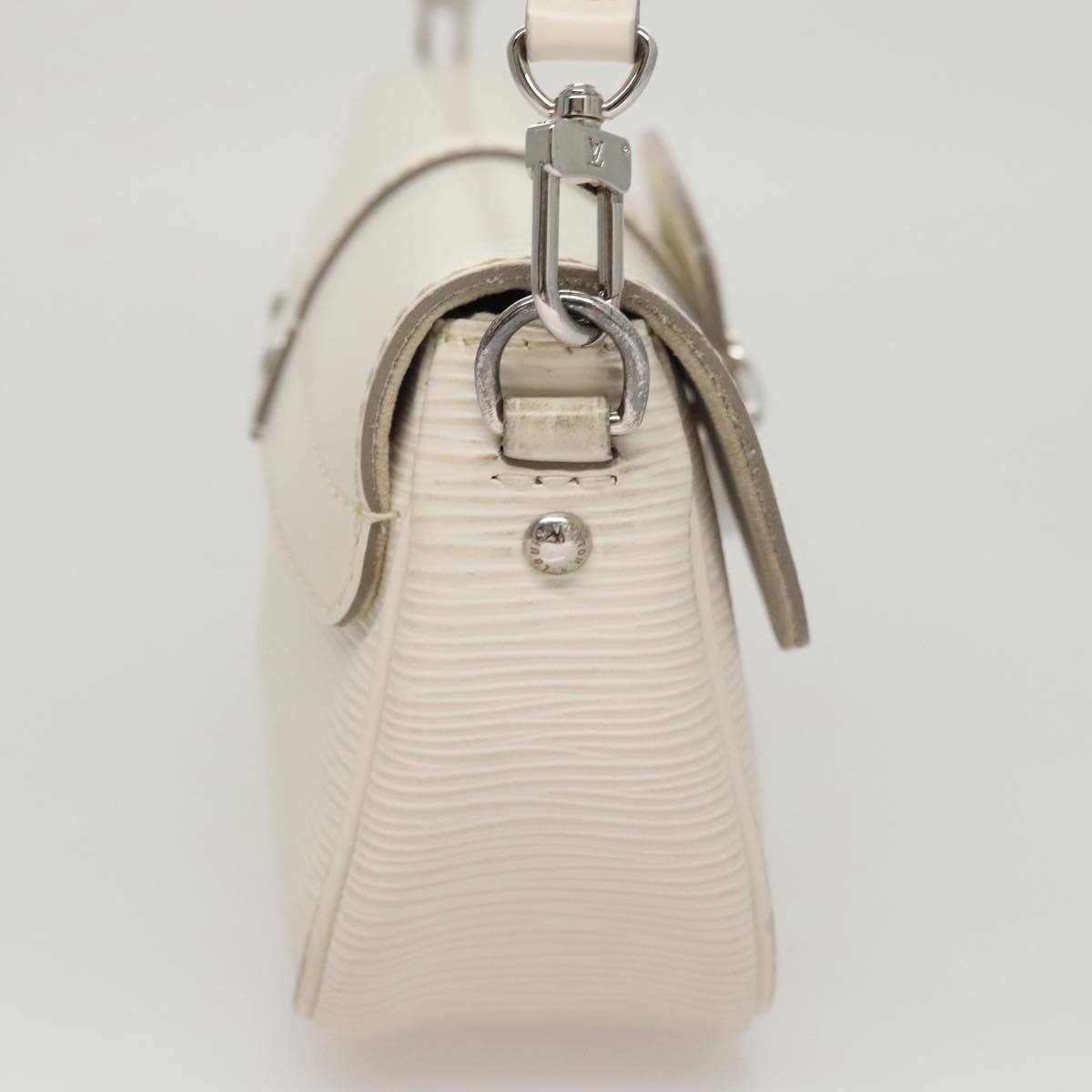Louis Vuitton Montaigne White Leather Shoulder Bag (Pre-Owned)