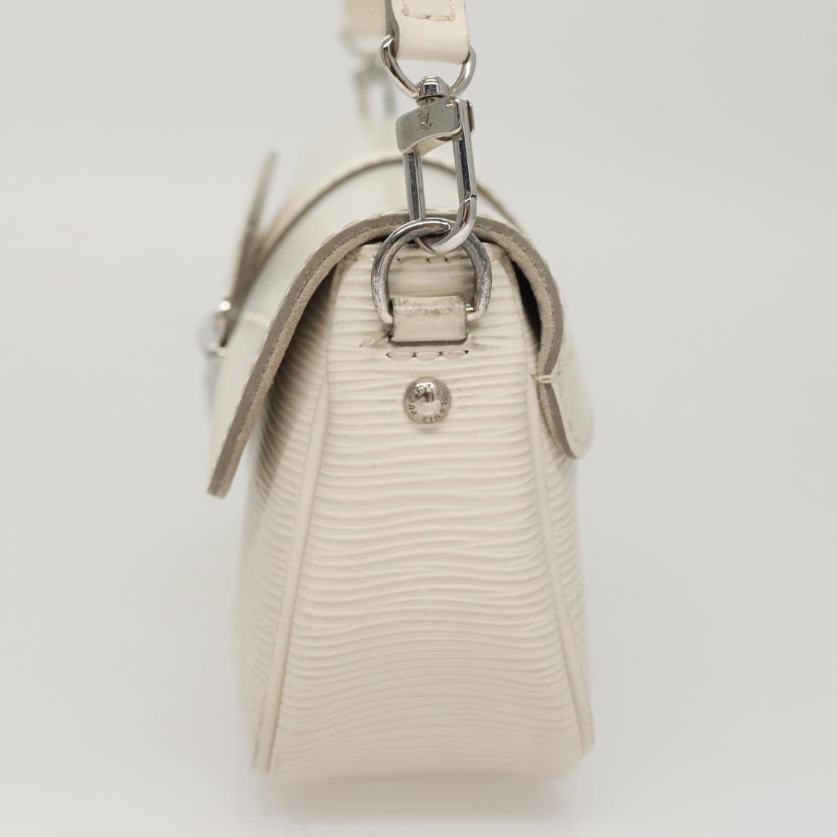 Louis Vuitton Montaigne White Leather Shoulder Bag (Pre-Owned)