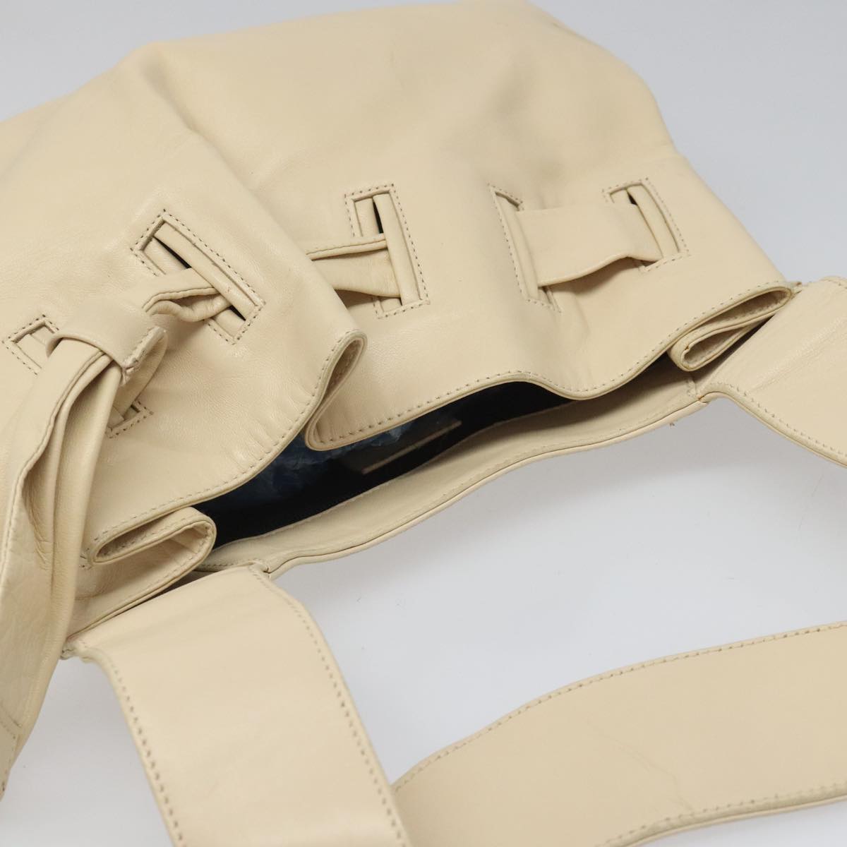 Gucci Drawstring Beige Leather Shoulder Bag (Pre-Owned)