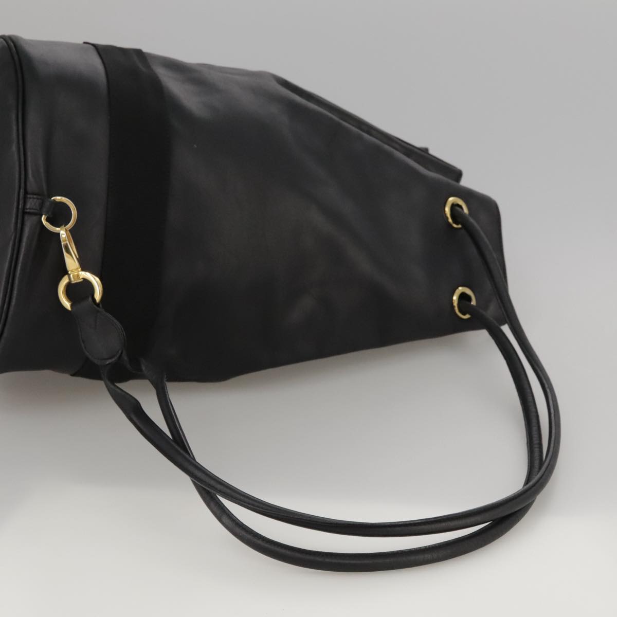 Salvatore Ferragamo Vara Black Leather Shoulder Bag (Pre-Owned)