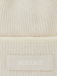 Jacquemus Men Hat 'Le Bonnet Gros Grain' With Logo Patch On The Front And Ribbed Knit In White Men