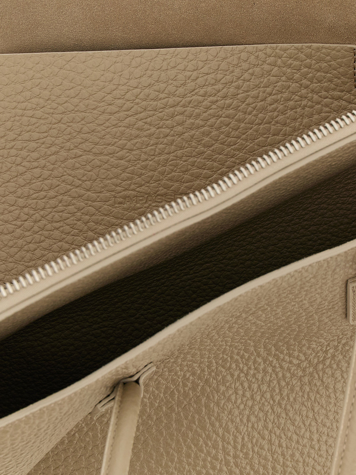 The Attico Women 'La Passeggiata Medium' Shoulder Bag