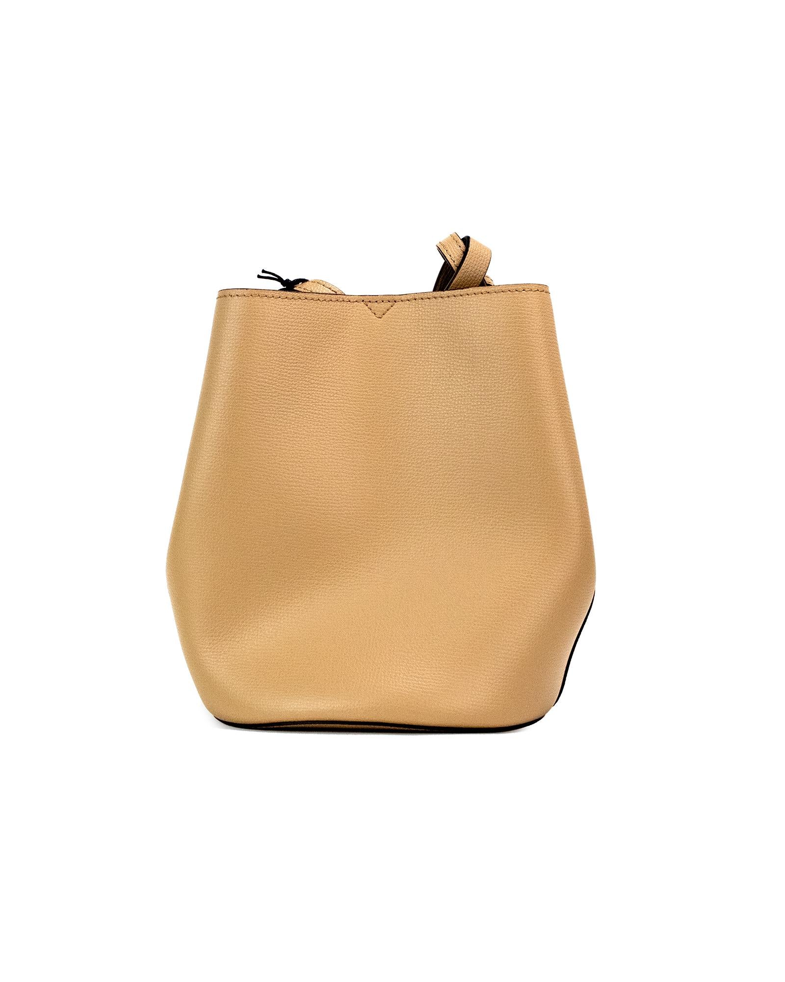 Burberry Lola Small Leather Shoulder Bag Sand ONE SIZE Camel.