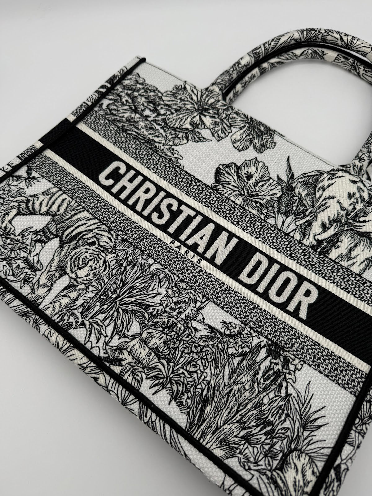 DIOR BOOK TOTE VOYAGE MEDIUM - White and Black
