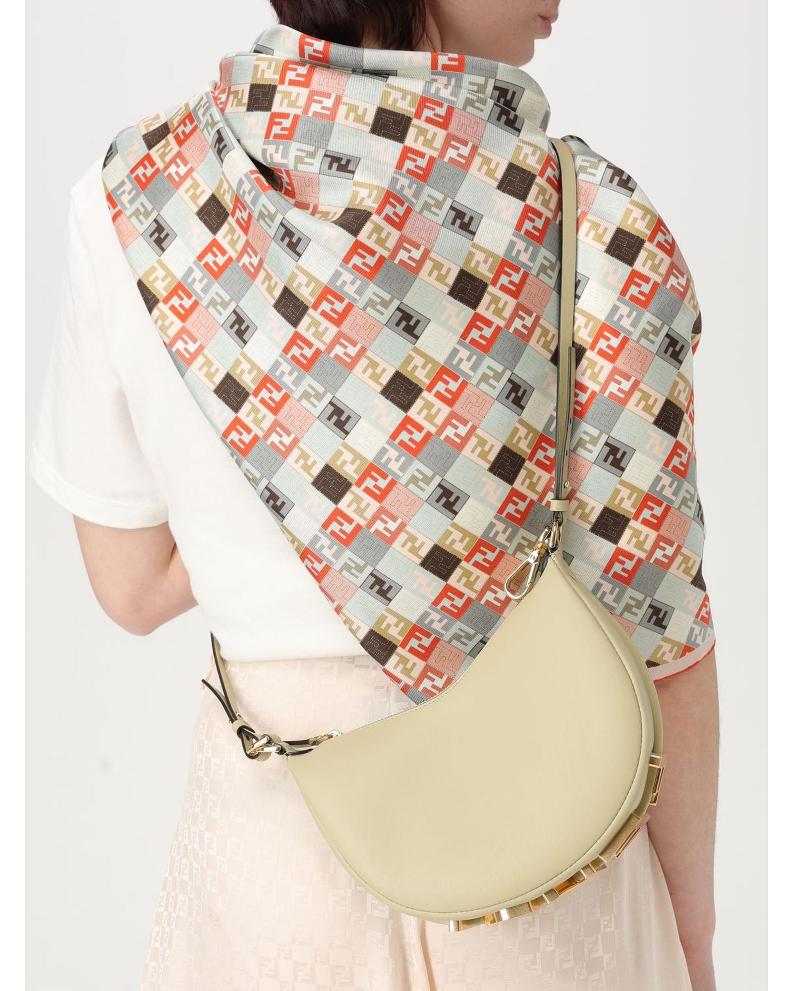 FENDI シルクスカーフ イタリア製 foulard ホリデー柄 クリスマス FENDI シルクスカーフ イタリア製 foulard ホリデー柄 クリスマス