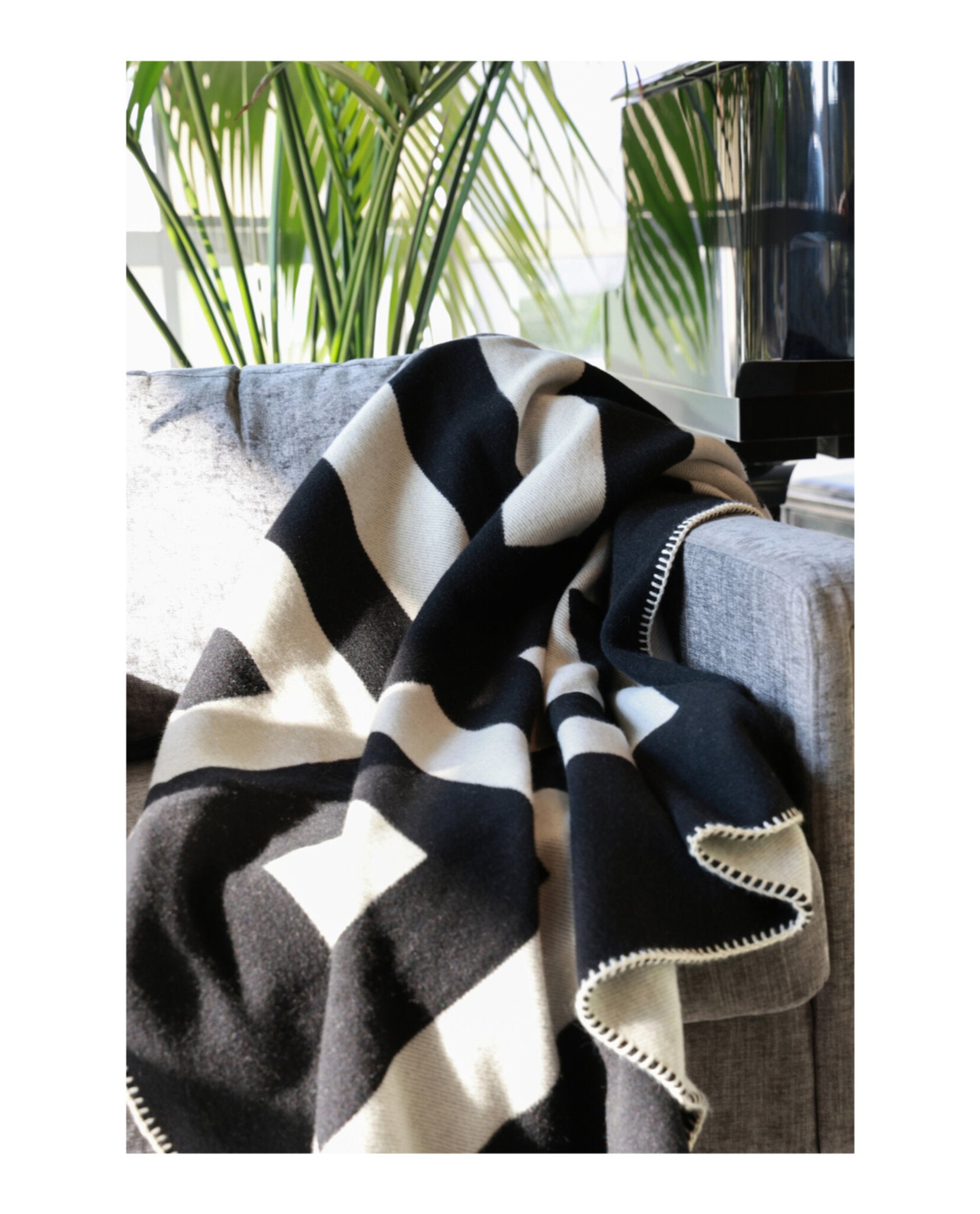 Givenchy Unisex-Adult 4G Logo Blanket