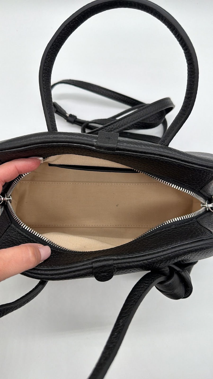 JACQUEMUS JACQUEMUS PICCOLO TURISMO LEATHER SHOULDER BAG - BLACK