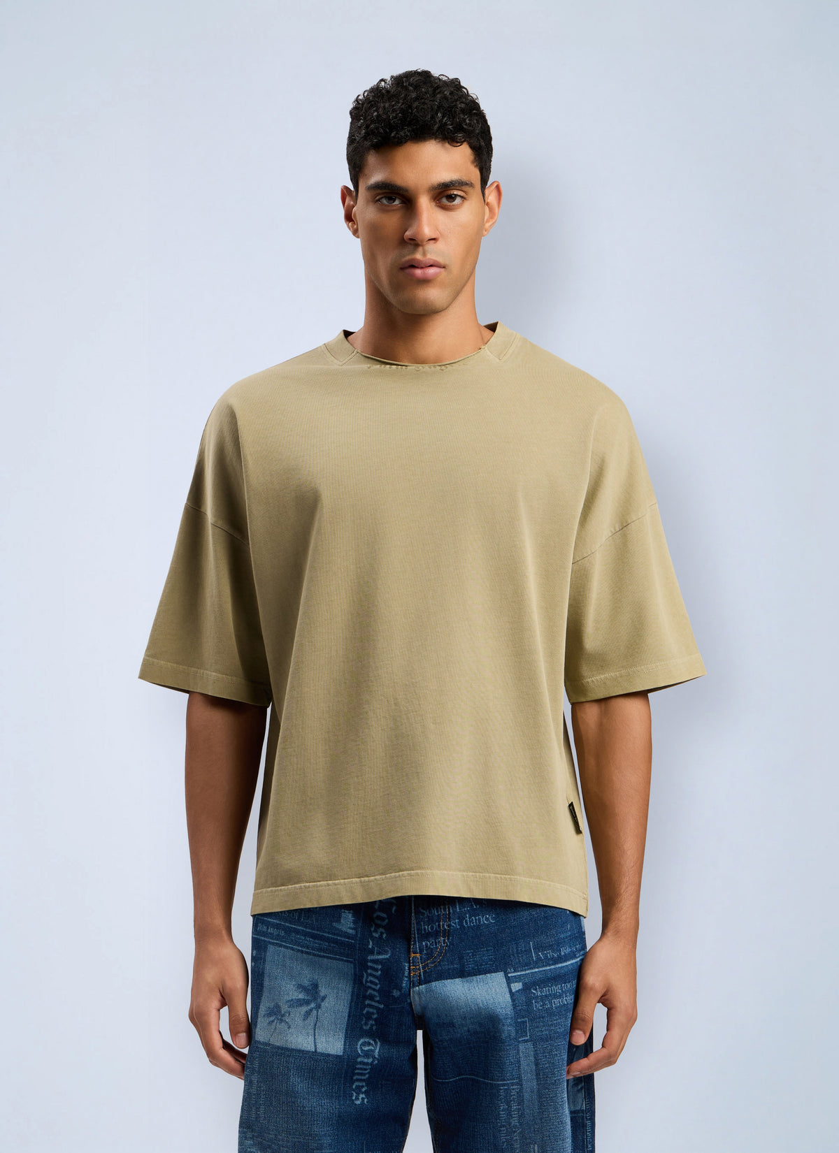 Palm Angels Men Curved Logo Loose Collar T-Shirt