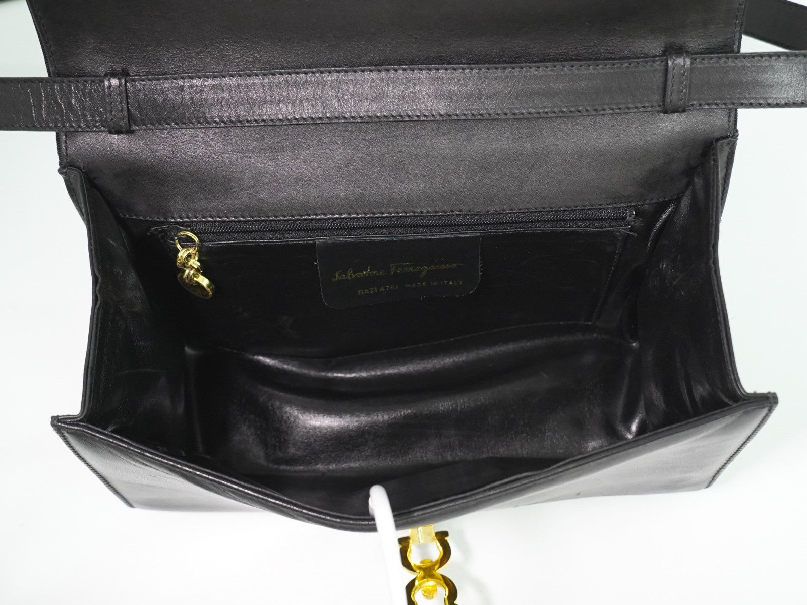 Salvatore Ferragamo Gancini Shoulder Bag Leather Black Leather Shoulder Bag Bag (Pre-Loved)